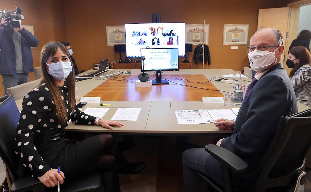 El presidente de las Cortes de Castilla y León, Luis Fuentes, preside el encuentro telemático 'Mujer y Liderazgo', en el que participan seis mujeres de la Comunidad. Junto a él, la directora de Antena 3 Castilla y León, Silvia González.