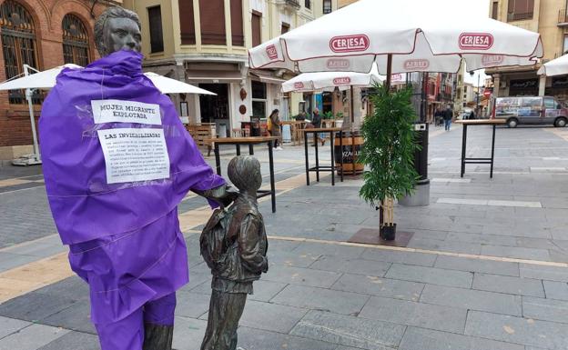 Imagen. El padre y el hijo en la plaza de Regla. 