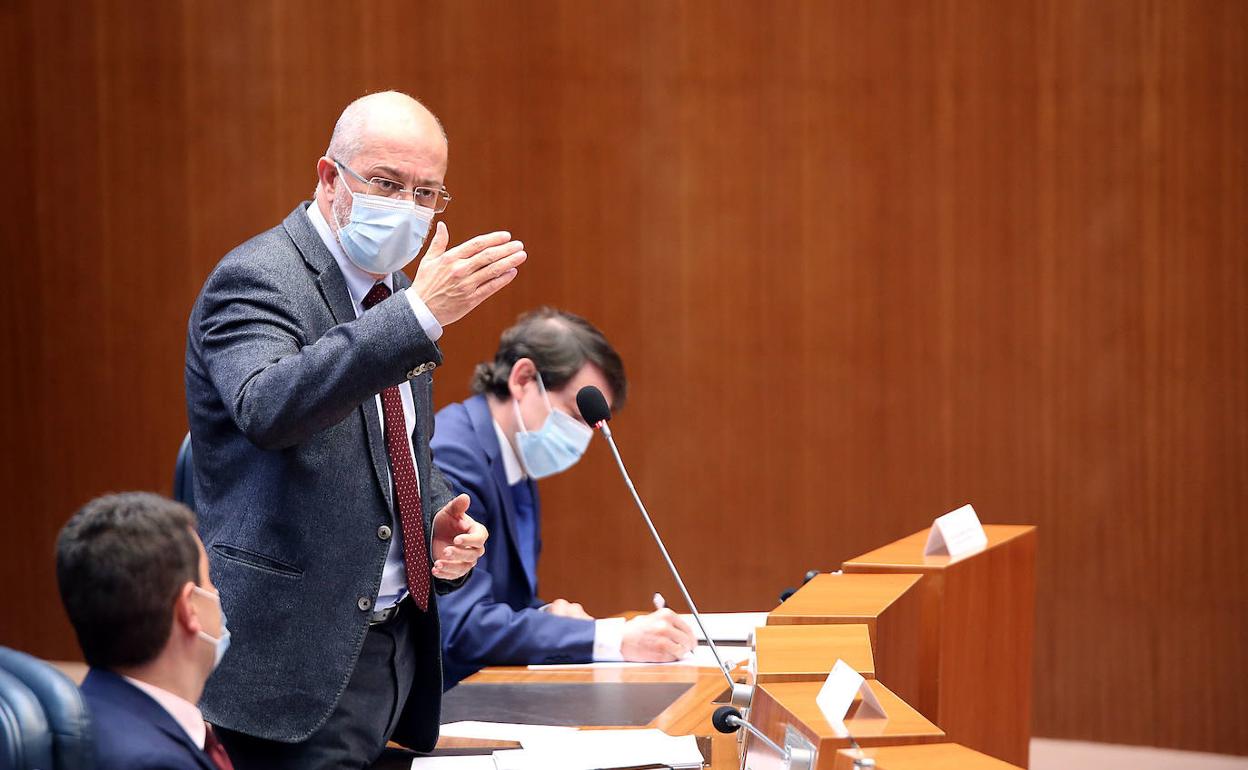 El vicepresidente de la Junta Francisco Igea durante su intervención en el pleno de las Cortes.