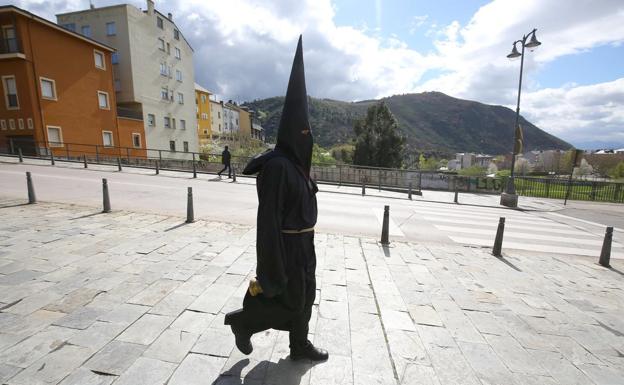 El Lambrión chupacandiles recorre en solitario las calles de Ponferrada. 