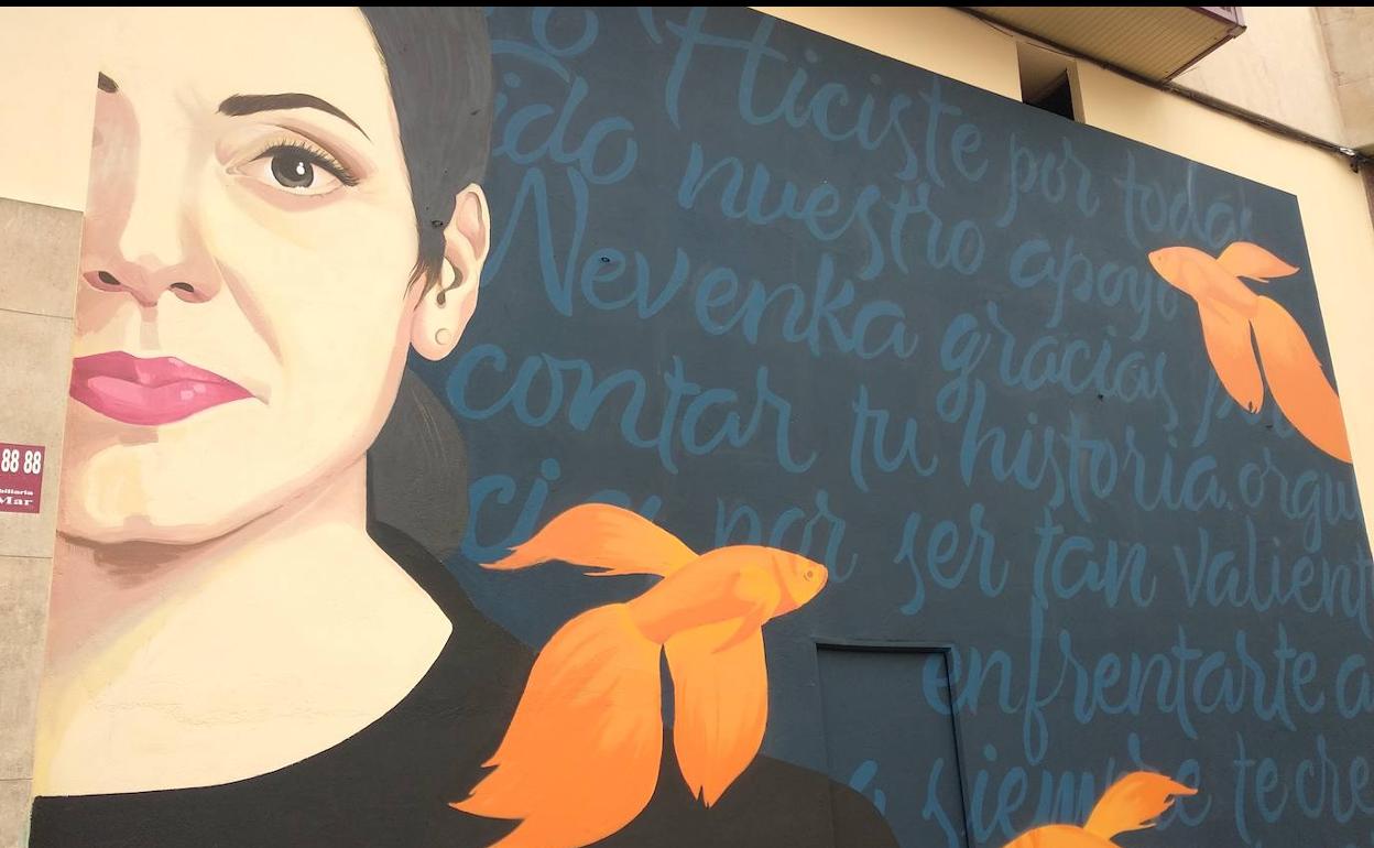 Mural de Nevenka Fernández en la calle La Paz de Ponferrada.