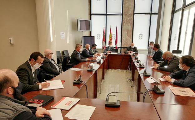 Un instante de la reunión mantenida este martes en la delegación de la Junta en León. 