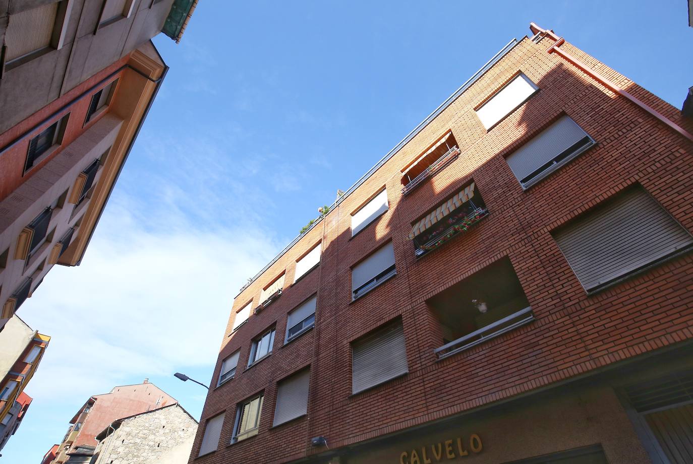 Detenido un hombre tras tirar por la ventana a una mujer de madrugada en Ponferrada | La Policía Nacional descarta inicialmente que se trate de un delito de violencia de género | La investigación se centra en un primer momento en un caso de homicidio | El cimen fue cometido a las doce y media de la noche.