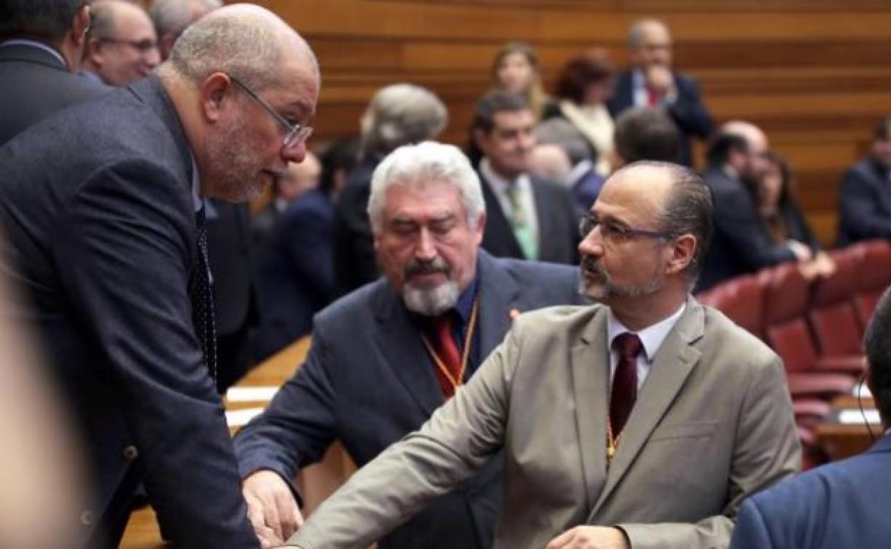 Francisco Igea charla con Luis Fuentes, en una foto de archivo. 