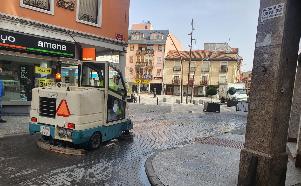 Maquina limpiadora en La Bañeza. 