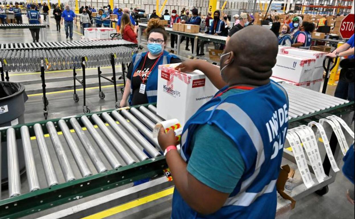 Dosis de la vacuna de Jonhson & Johnson son transportadas a un camión en la ciudad de Shepherdsville.