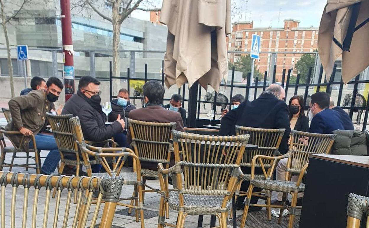 Foto distribuida por el colectivo Más que Bares, en el que se ve a los representantes políticos de Ciudadanos en una terraza de Villa del Prado.