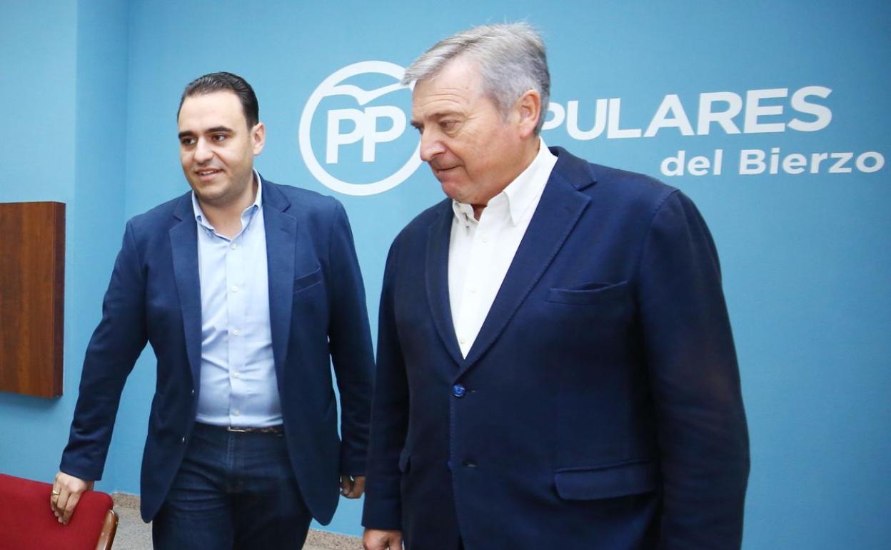 Raúl Valcarce junto a José Miguel González Robles en una comparecencia con el PP del Bierzo. 