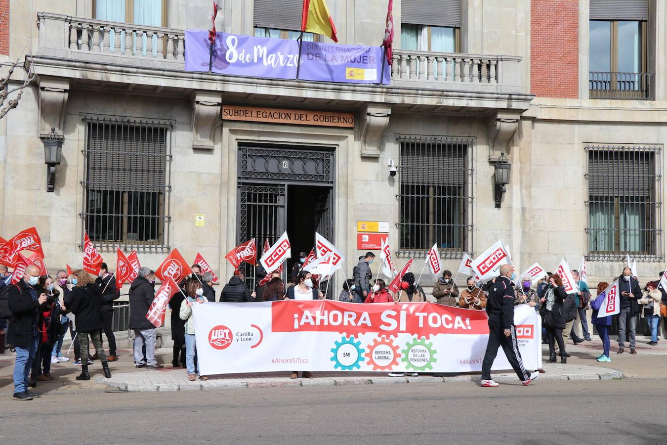 UGT y CCOO se movilizan frente a la Subdelegación del Gobierno en León para exigir que se cumplan los compromisos.