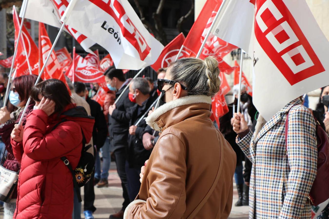 UGT y CCOO se movilizan frente a la Subdelegación del Gobierno en León para exigir que se cumplan los compromisos.