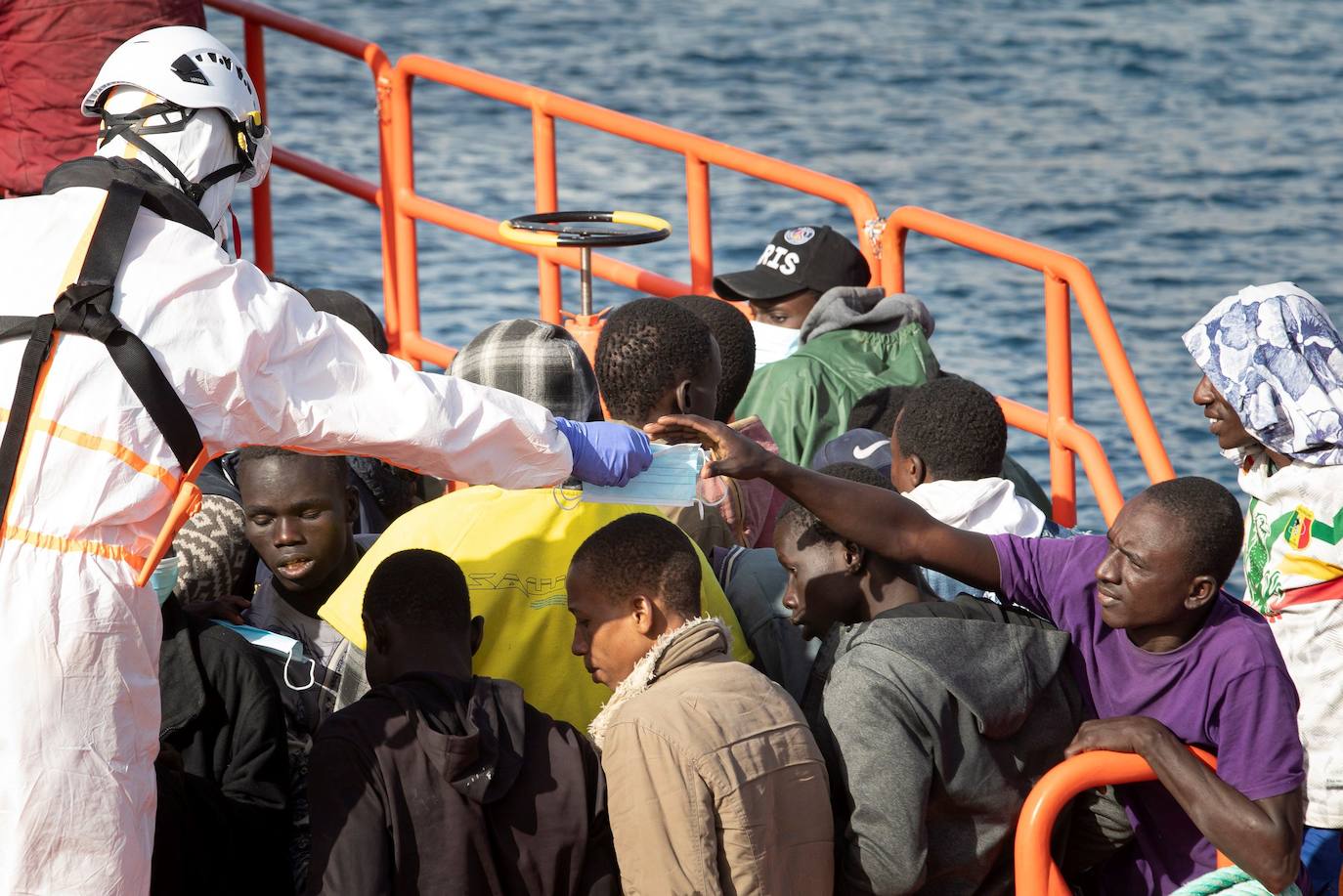 Un grupo de migrantes llegando a Canarias tras ser rescatados.