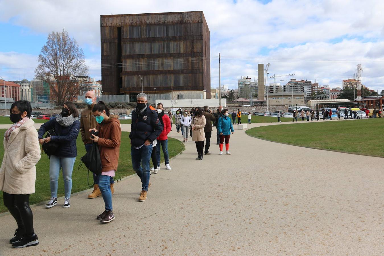 El Palacio de Exposiciones de León continúa con la vacunación a docentes, Guardias Civiles, Policía Nacional, sanitarios y mayores.