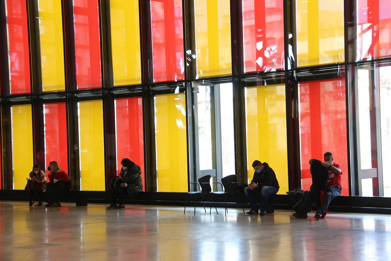 El Palacio de Exposiciones de León continúa con la vacunación a docentes, Guardias Civiles, Policía Nacional, sanitarios y mayores.