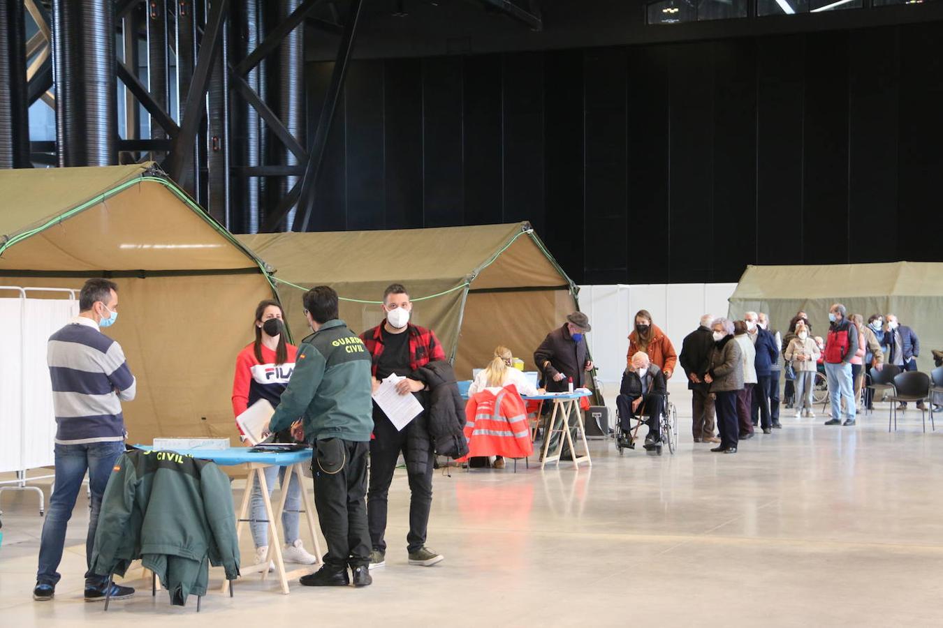 El Palacio de Exposiciones de León continúa con la vacunación a docentes, Guardias Civiles, Policía Nacional, sanitarios y mayores.