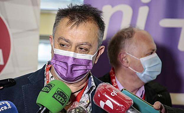 Galería. Enrique Reguero atiende a los medios de comunicación.