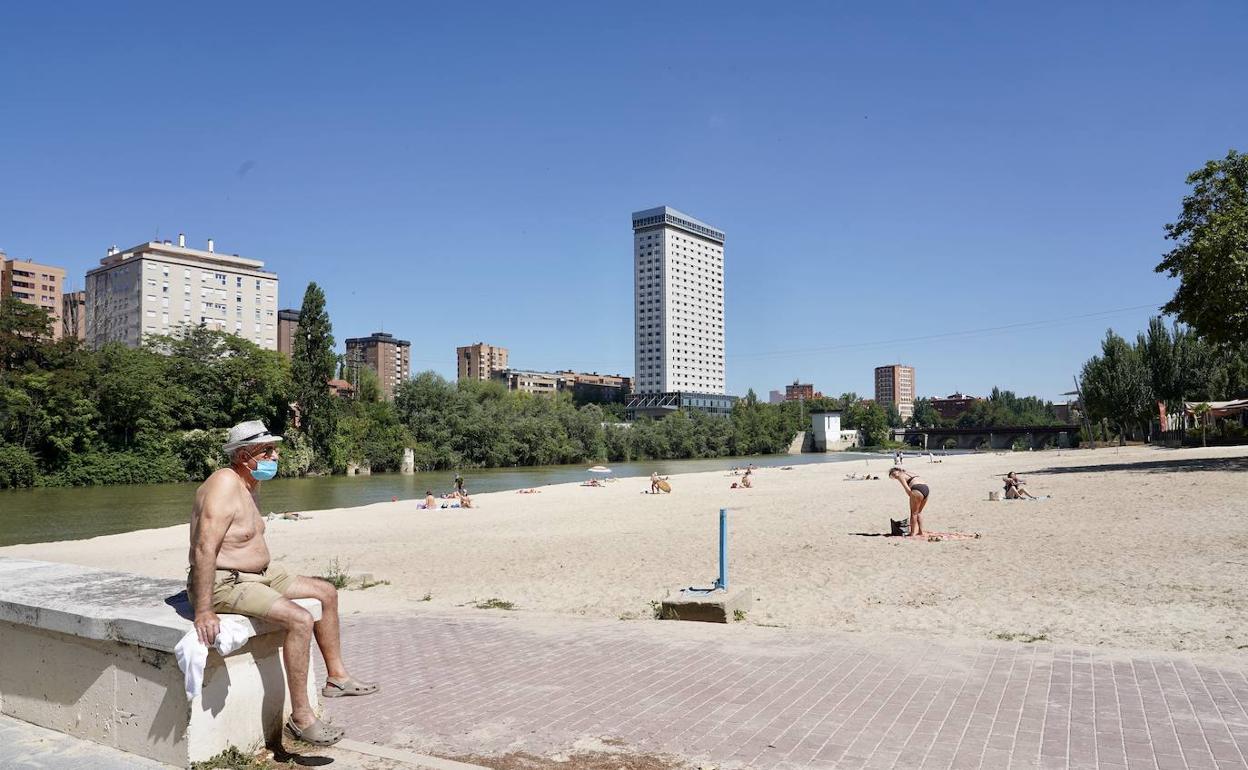 Afluencia de personas en la playa de las Moreras en Valladolid ante el aumento de las tempreaturas.