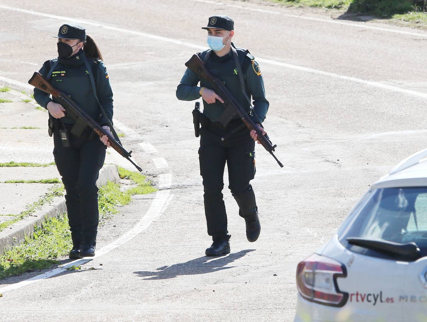 Múltiples efectivos de la Guardia Civil buscan al presunto autor del disparo.