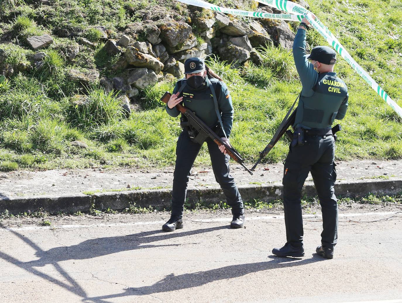 Múltiples efectivos de la Guardia Civil buscan al presunto autor del disparo.