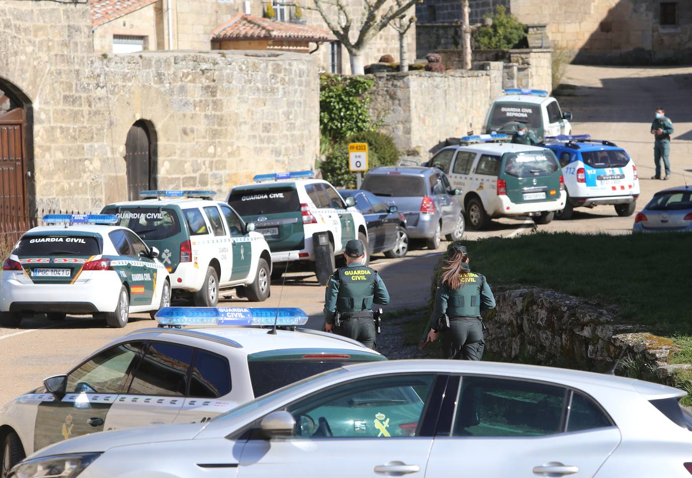 Múltiples efectivos de la Guardia Civil buscan al presunto autor del disparo.