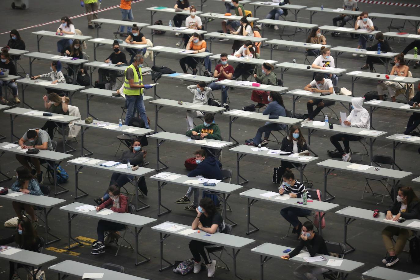 Los estudiantes de segundo de Bachiller realizando la prueba de Selectividad que fue aplazada a julio.