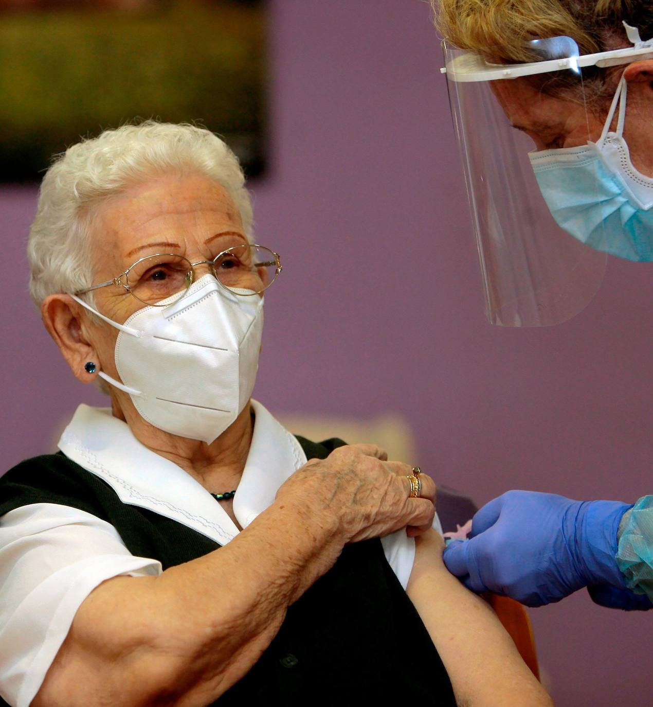 Araceli Hidalgo, de 96 años, fue la primera persona vacunada en España