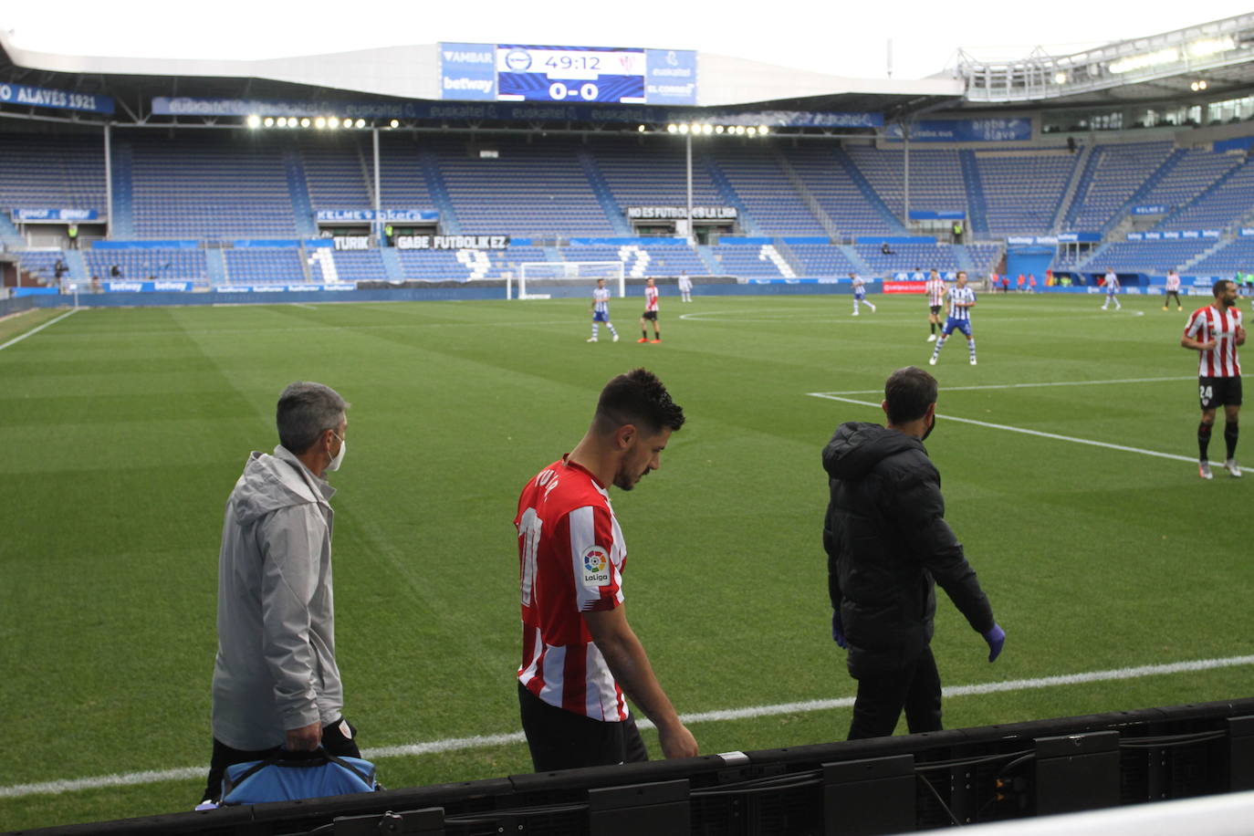 El fútbol, sin público en los estadios como en el derbi entre el Alavés y el Athletic