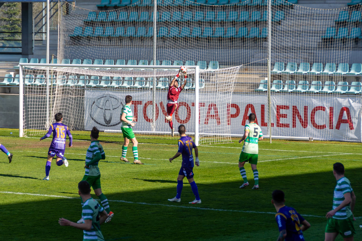 El conjunto leonés se dejó sus opciones de playoff en la Balastera.