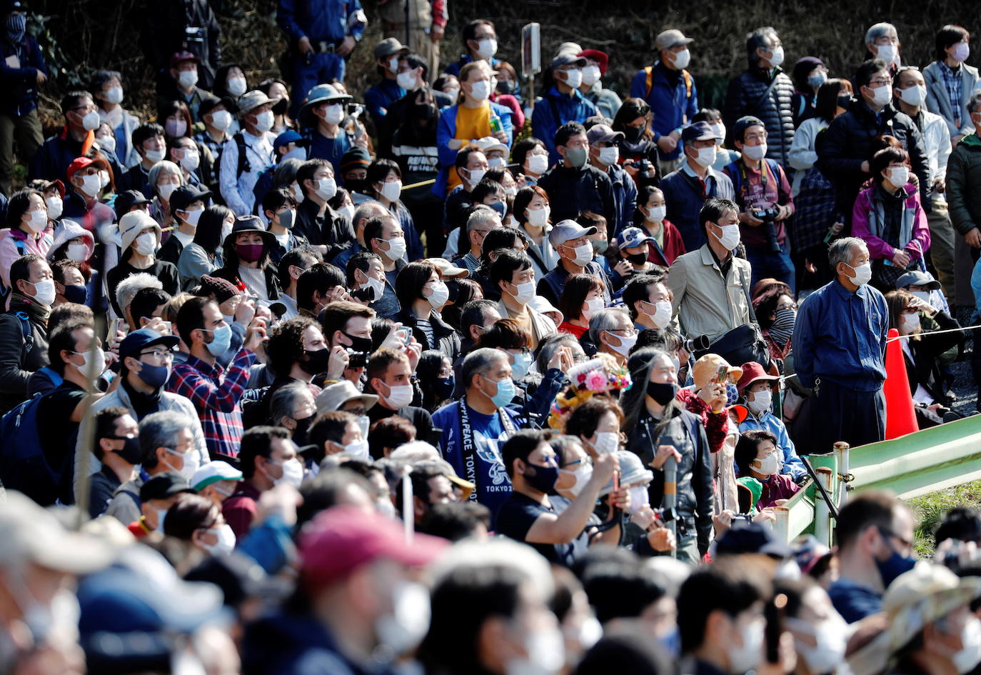 El festival, llamado hiwatari matsuri en japonés, tiene una historia de unos 50 años en el monte. Takaosan. Los monjes prendieron fuego a madera y hojas de ciprés japonés, creando una intensa hoguera. Luego, los monjes apagaron las llamas con agua, recogieron las brasas y las colocaron en dos tiras, sobre las cuales caminaron descalzos mientras cantaban.