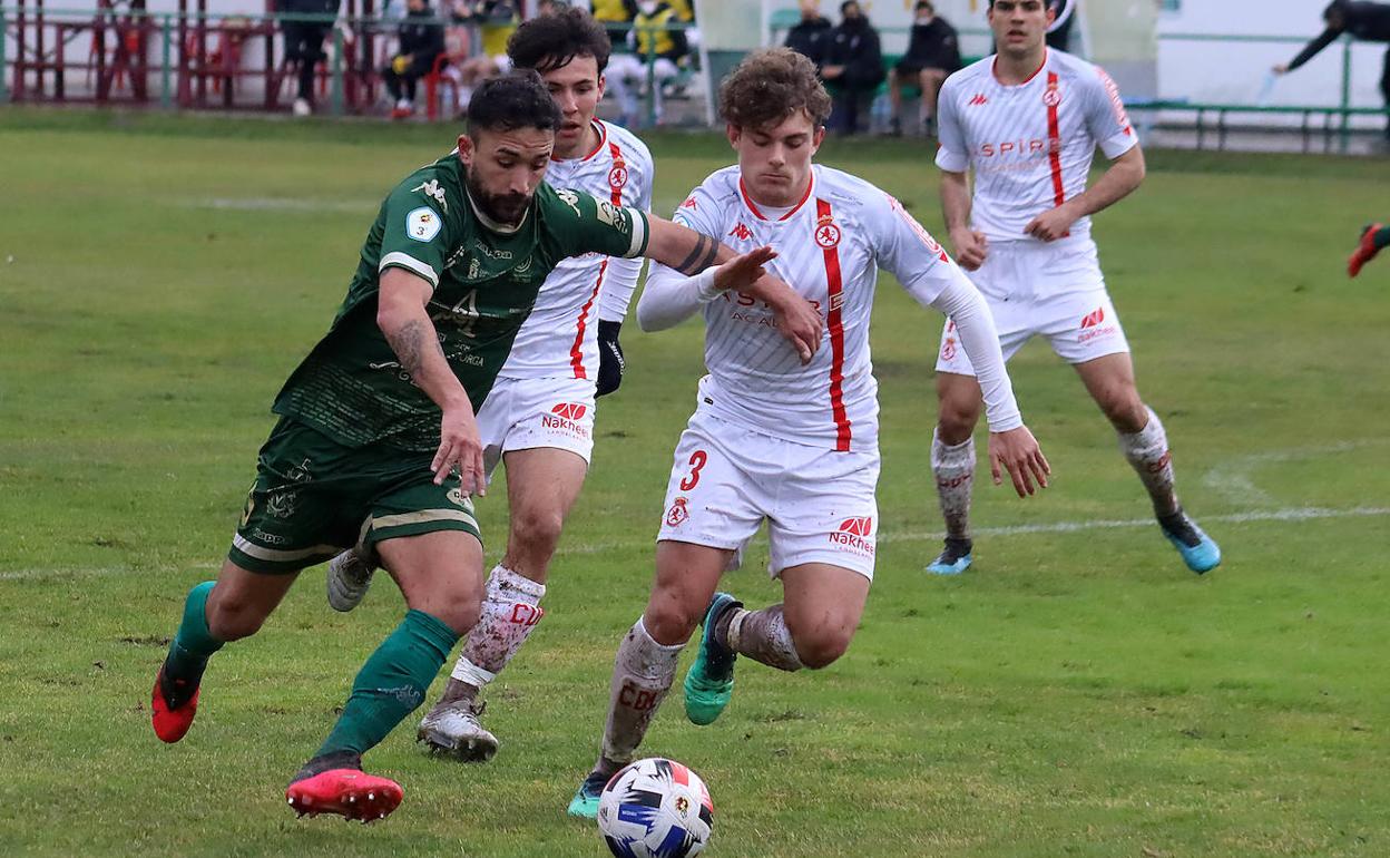 Un lance de un partido entre Atlético Astorga y Júpiter.