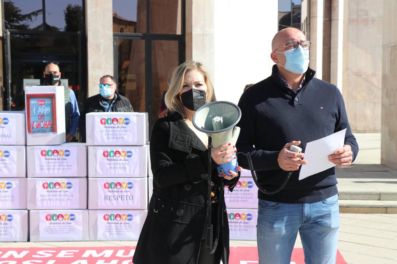 Los hhosteleros se concentran frente a la Junta cuando se cumple un año del estado de alarma.