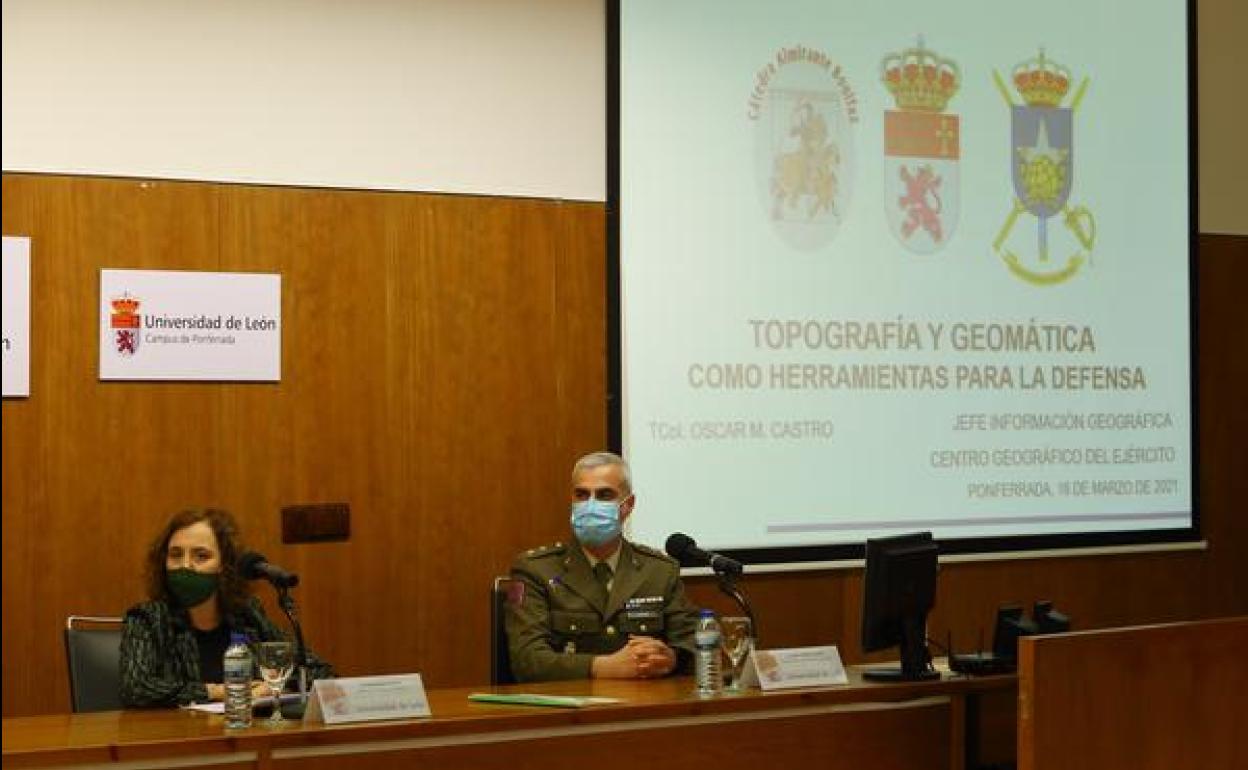 El teniente coronel jefe de Información Geográfica, Óscar Luis Miguel Castro, junto a la vicerrectora del Campus de Ponferrada, Pilar Marqués, en la inauguración de la I Jornada de Geomática.