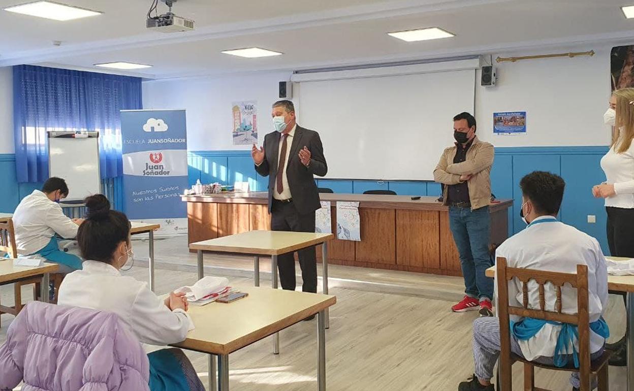 El concejal de Desarrollo Urbano del Ayuntamiento de León, Luis Miguel García Copete, durante la charla en Juan Soñador.