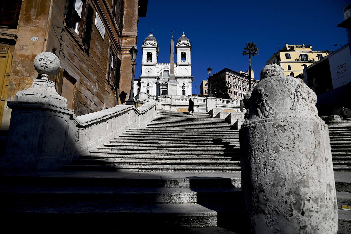 Roma | Cuarenta y dos millones de italianos han vuelto al confinamiento un año después del inicio de la pandemia. Las calles de Roma, Milán, Nápoles, Venecia o Turín presentan una imagen atípica, medio vacías desde que este lunes el gobierno italiano decretara una medida para frenar los contagios del país. Las comunidades más pobladas han entrado en la llamada 'zona roja', en la que sólo se puede salir por trabajo o necesidad.