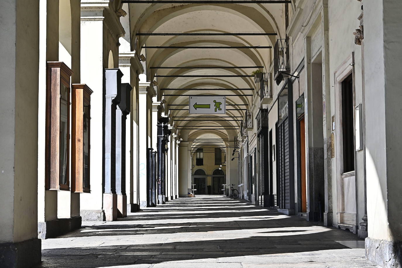 Turín | Cuarenta y dos millones de italianos han vuelto al confinamiento un año después del inicio de la pandemia. Las calles de Roma, Milán, Nápoles, Venecia o Turín presentan una imagen atípica, medio vacías desde que este lunes el gobierno italiano decretara una medida para frenar los contagios del país. Las comunidades más pobladas han entrado en la llamada 'zona roja', en la que sólo se puede salir por trabajo o necesidad.