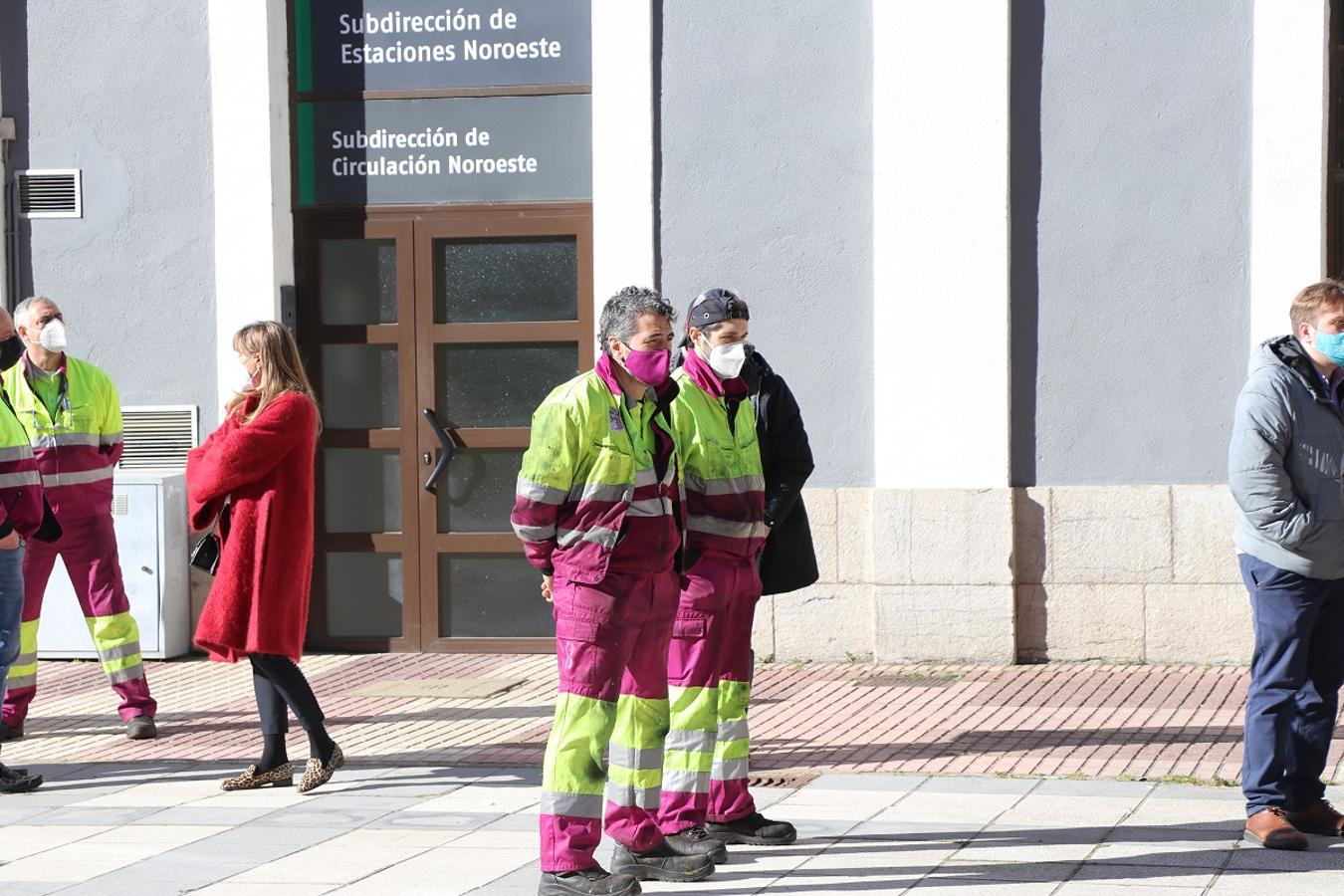 Los trabajadores de Renfe se concentran contra el cese de actividad del centro médico.