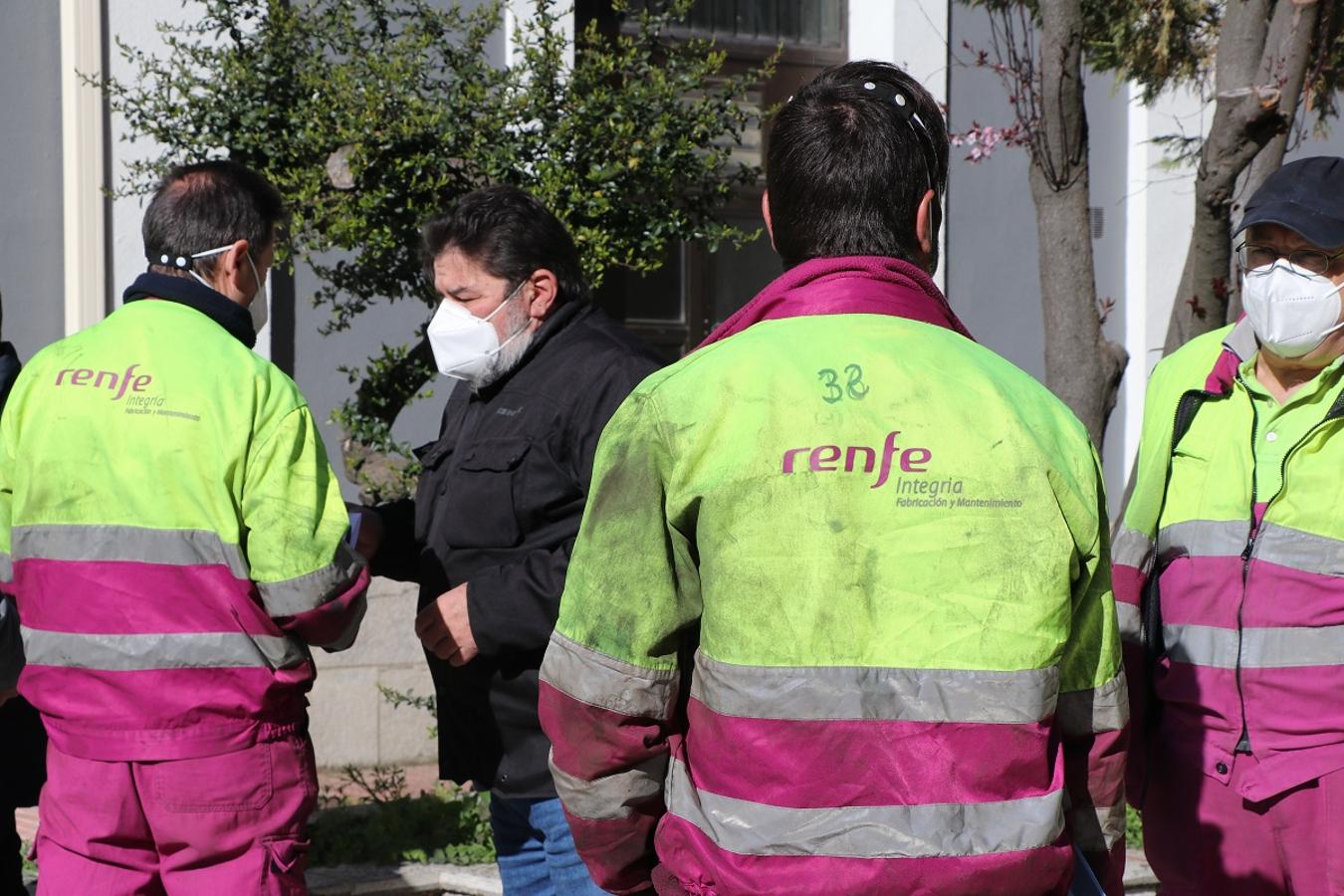 Los trabajadores de Renfe se concentran contra el cese de actividad del centro médico.