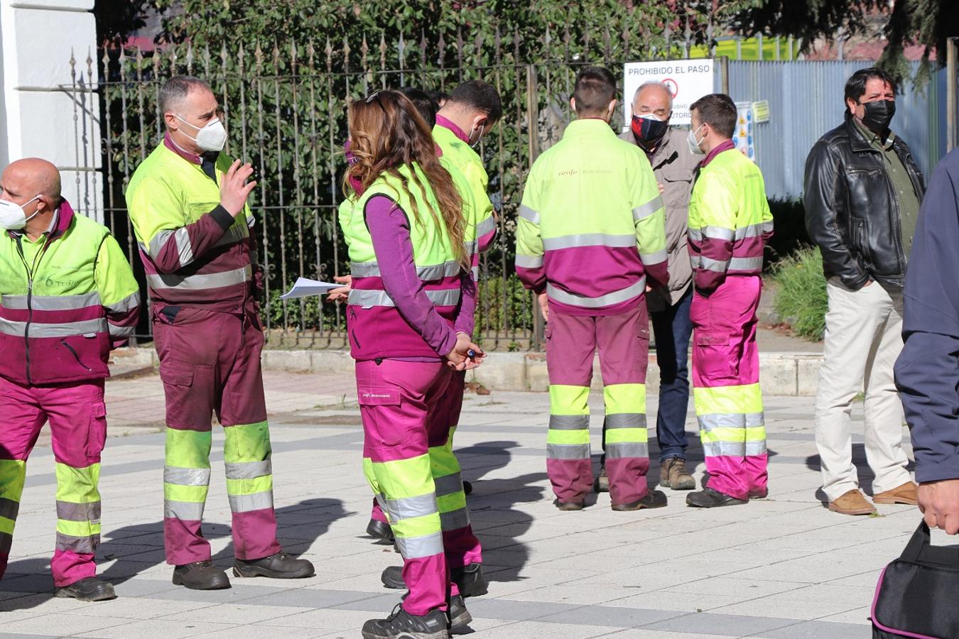 Los trabajadores de Renfe se concentran contra el cese de actividad del centro médico.