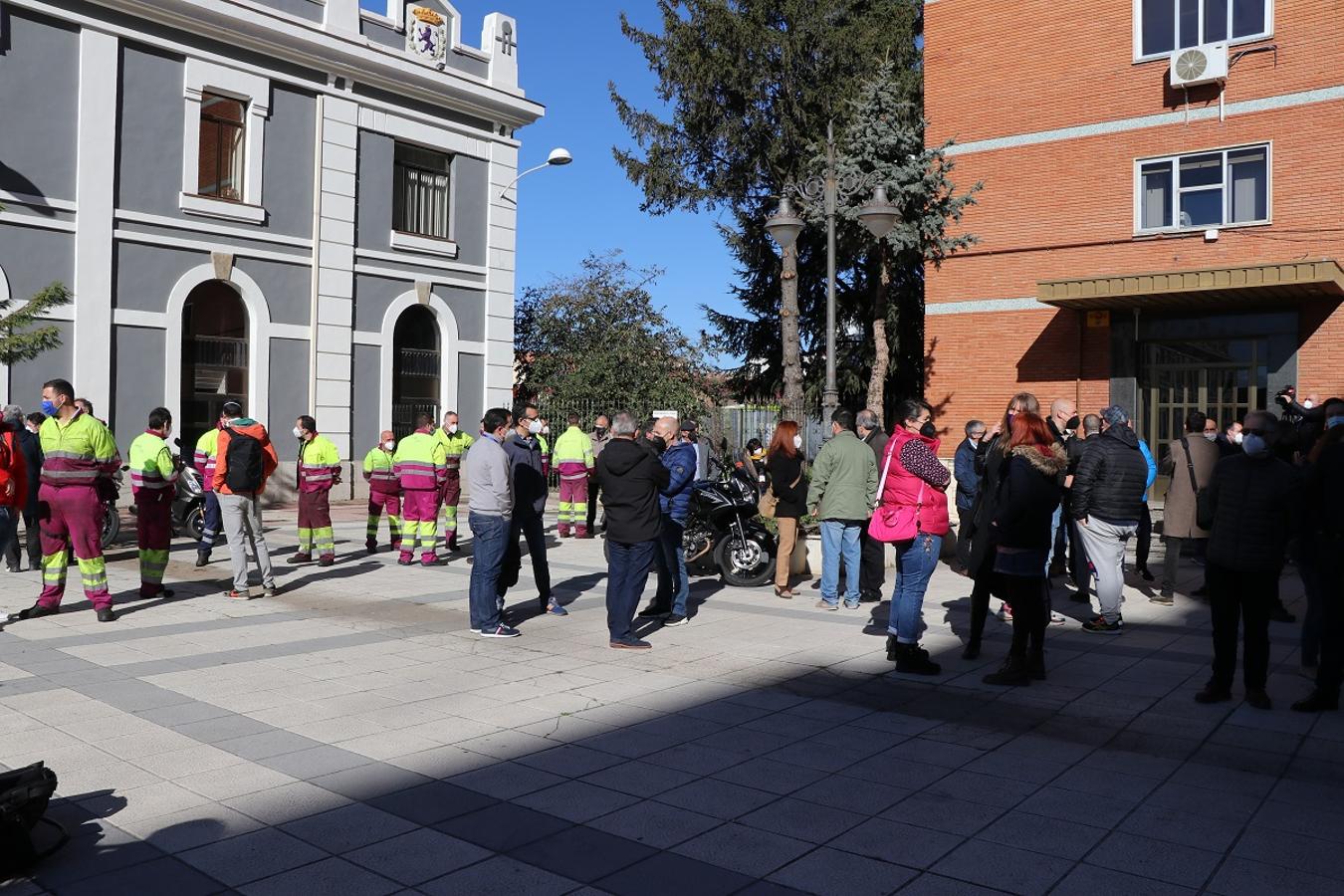 Los trabajadores de Renfe se concentran contra el cese de actividad del centro médico.