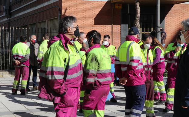 Galería. Los trabajadores de Renfe se concentran contra el cierre cautelar del centro médico.