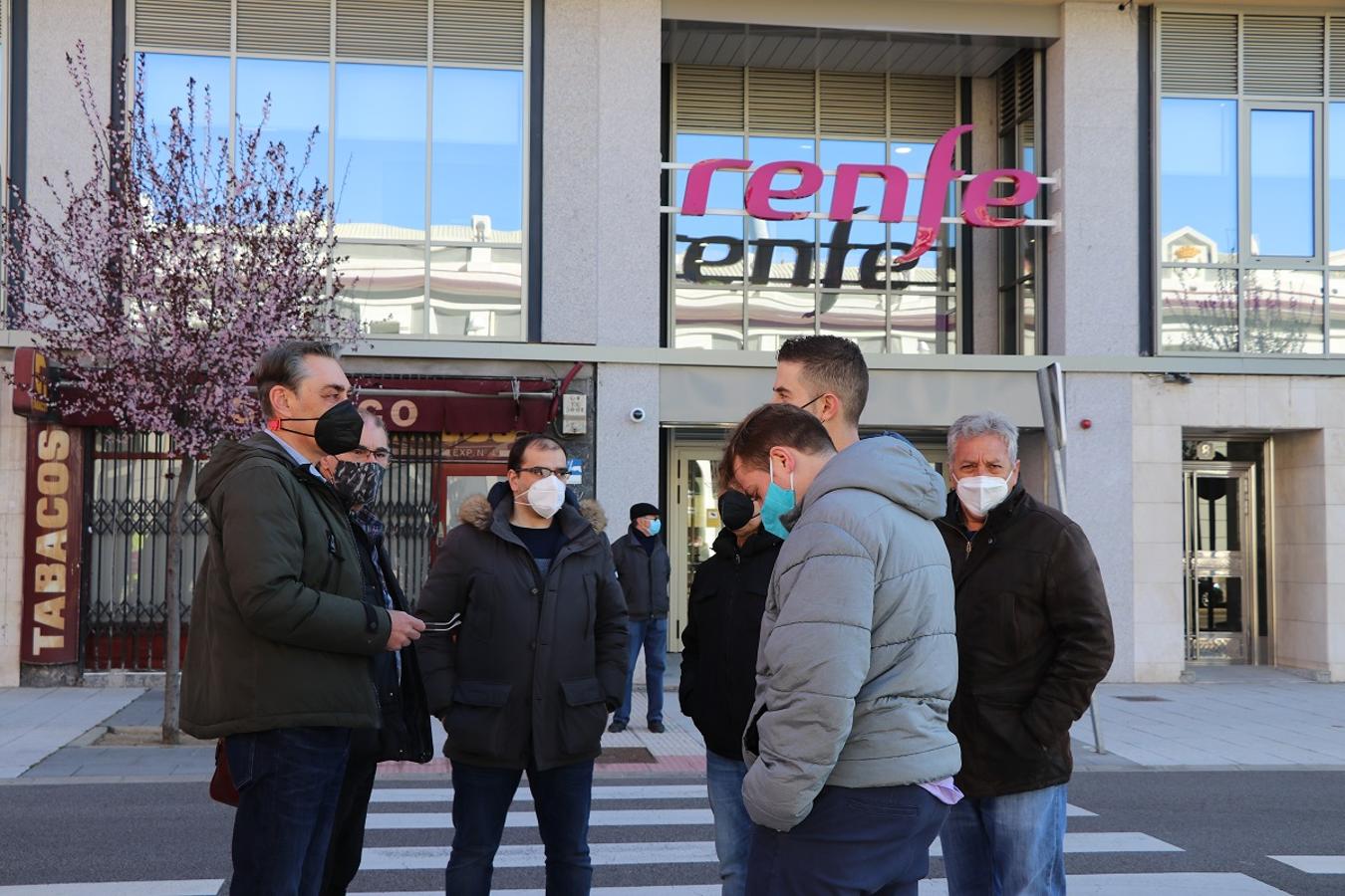 Los trabajadores de Renfe se concentran contra el cese de actividad del centro médico.