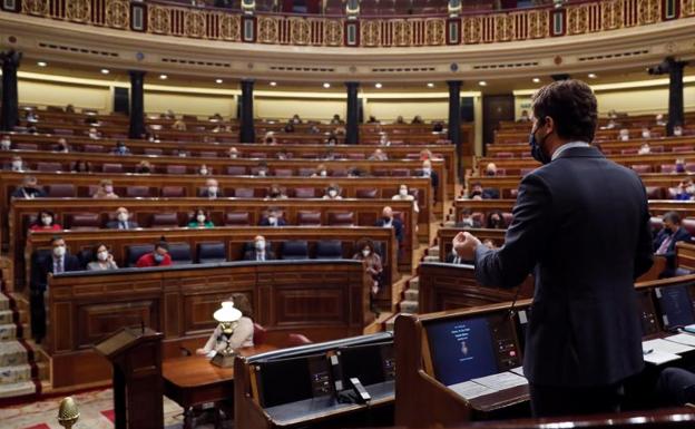 Casado interviene con Sánchez, Calvo e Iglesias al fondo. 