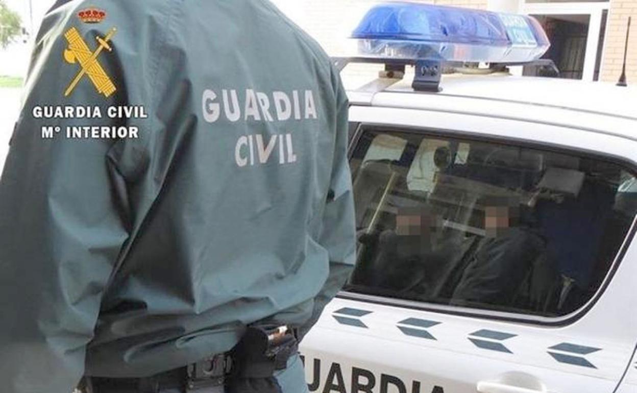 Efectivos de la Guardia Civil durante una patrulla.