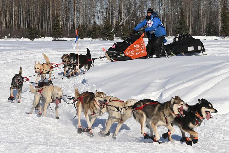 El cuatro veces campeón de Iditarod, Dallas Seavey, recorre una esquina en el río Susitna durante la carrera de perros de trineo Iditarod Trail.