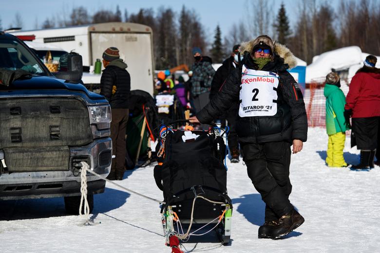 Aaron Peck, de Grand Prairie, Alberta, Canadá, espera a que la carrera comience en el área de inicio de Iditarod Trail Sled Dog Race.