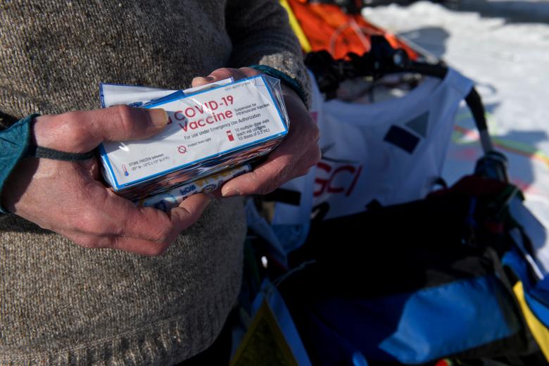 Larry Daugherty, un musher de Eagle River, sostiene paquetes vacíos de la vacuna COVID-19 que llevará consigo en la Iditarod Trail Sled Dog Race en un guiño a la 1925 Serum Run, que se basó en un relevo de equipos de perros que traían la vacuna contra la difteria. para salvar a una aldea de la enfermedad, en Deshka Landing en Willow, Alaska, el 7 de marzo de 2021. El cambio más importante de este año fue desviar la línea de meta lejos de la ciudad de Nome, la fiebre del oro del Mar de Bering, el punto final habitual de una carrera que conmemora el legendario suero de difteria corrido a Nome por equipos de trineos tirados por perros en 1925. En cambio, la carrera de 2021 se llevará a un puesto de control deshabitado llamado Iditarod y un asentamiento minero abandonado llamado Flat, luego se dará la vuelta para una segunda etapa que enviará a los mushers a Deshka Landing finalizar.