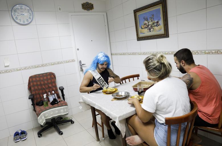 Marcus Vinicius Araujo, de 25 años, viste su disfraz de Carnaval en casa. "Es un momento de entendimiento que tenemos que vivir. No estamos celebrando el Carnaval ahora, pero vamos a festejar desde casa, respetando los protocolos de seguridad sanitaria y preparándonos para volver al próximo carnaval con la alegría de siempre"