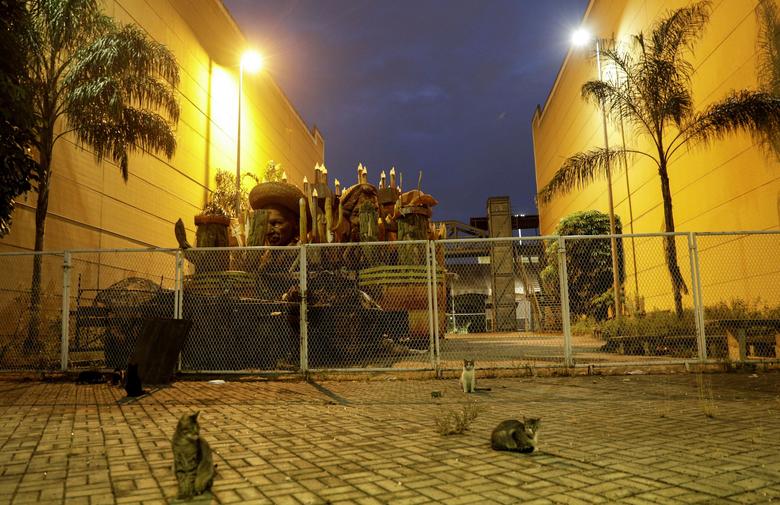 Una carroza del Carnaval se muestra en el complejo de almacenes Cidade do Samba (Ciudad de Samba) donde las Escuelas de Samba de Río de Janeiro preparan sus carrozas y disfraces en Río de Janeiro.