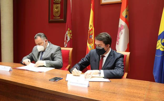 Eduardo Morán y Suárez-Quiñones escenifican la firma del convenio del programa rehabilitare.