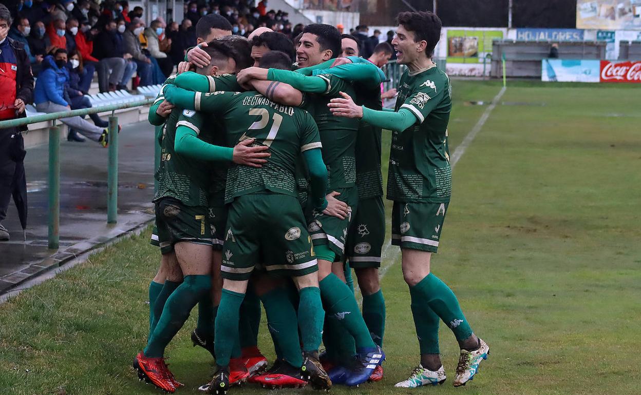 Los jugadores del Atlético Astorga celebran un gol.