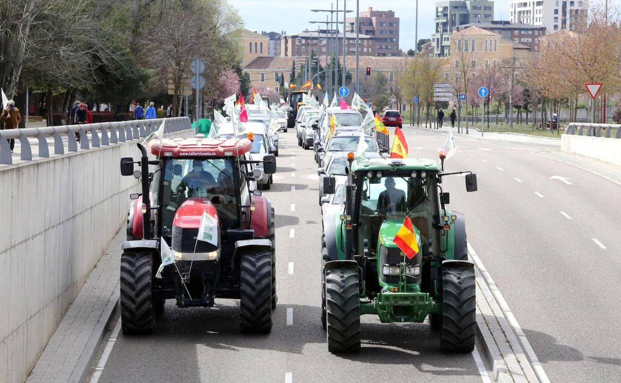 Una caravana de ganaderos toma las calles de Valladolid para